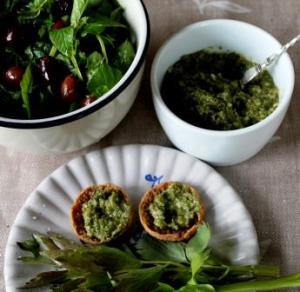 Kirskålssallad och libbstickepesto